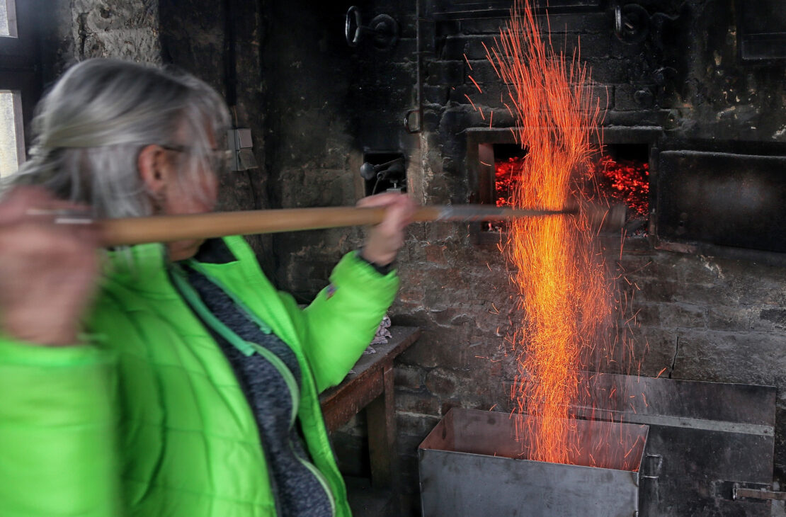 Glut wird aus dem Ofen geholt